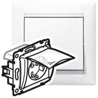 Розетка 1-местная с заземлением с защитными шторками и крышкой 16А IP44 белый VALENA DIY