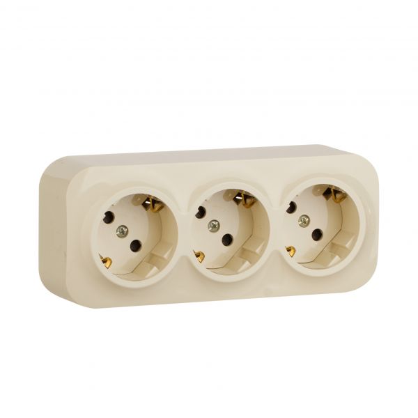 Розетка 3-местная для открытой установки с заземлением с защитными шторками с предварительным подключением 16А слоновая кость QUTEO