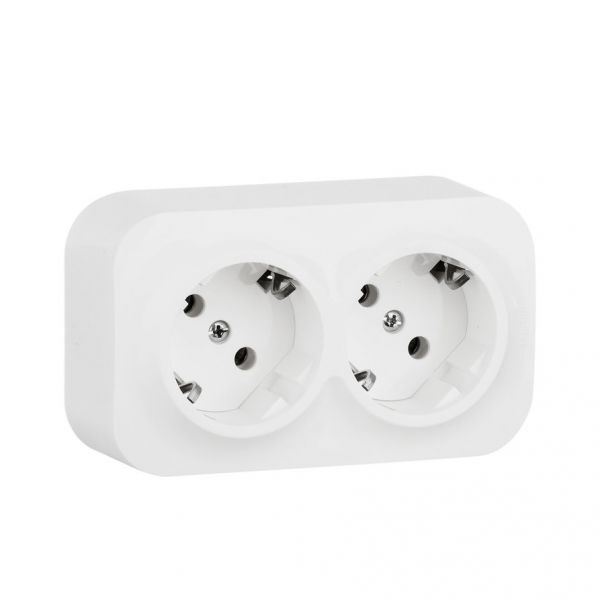 Розетка 2-местная для открытой установки с заземлением с защитными шторками с предварительным подключением 16А белый QUTEO