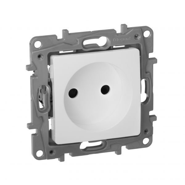 Розетка 1-местная без заземления с защитными шторками 16А белый ETIKA