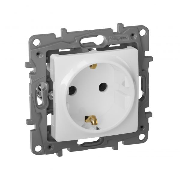 Розетка 1-местная с заземлением без защитных шторок 16А белый ETIKA