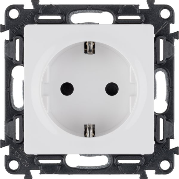 Valena LIFE Розетка силовая 2К+З 16А 250В со шторками безвинтовые зажимы с лицевой панелью белая