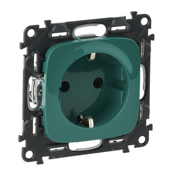 Valena ALLURE Розетка силовая 2К+З 16А 250В со шторками безвинтовые зажимы с лицевой панелью Зеленая