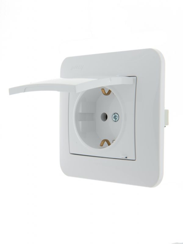 KARINA Розетка с/з с крышкой ПБТ белая (10шт/120шт)